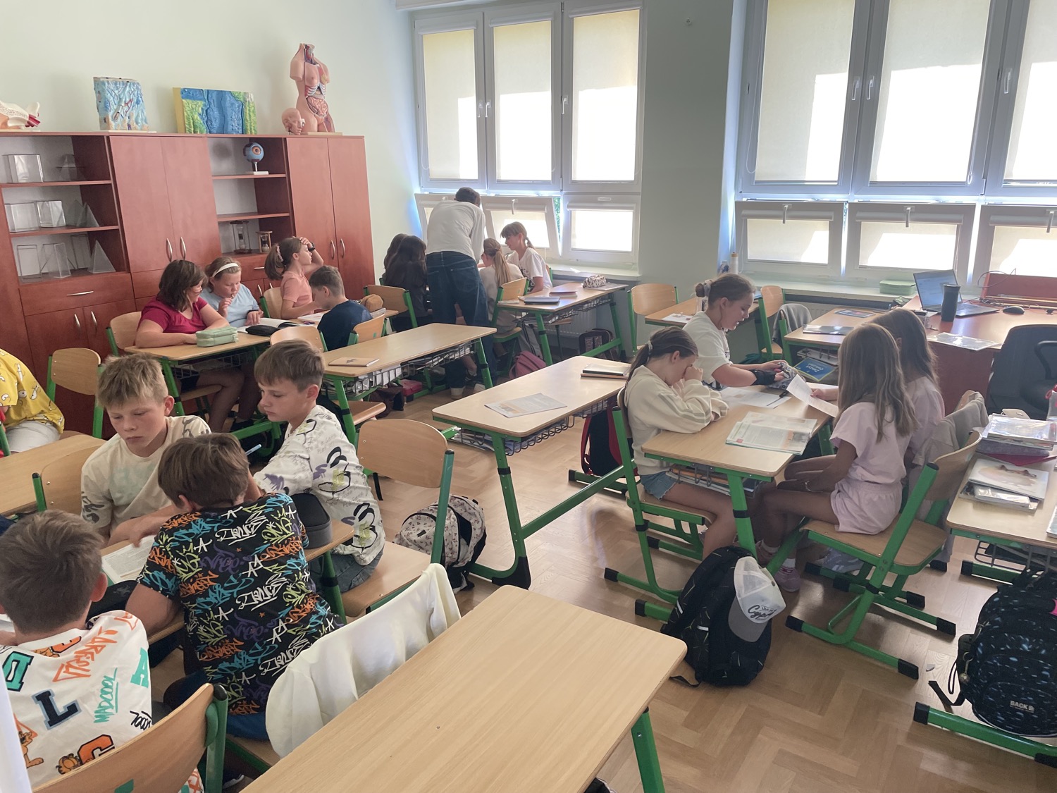 Uczniowie pracujący w grupach podczas zajęć